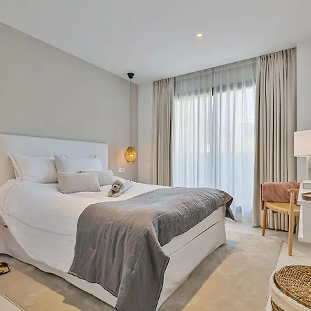 Beautiful Deluxe Garden Apartment